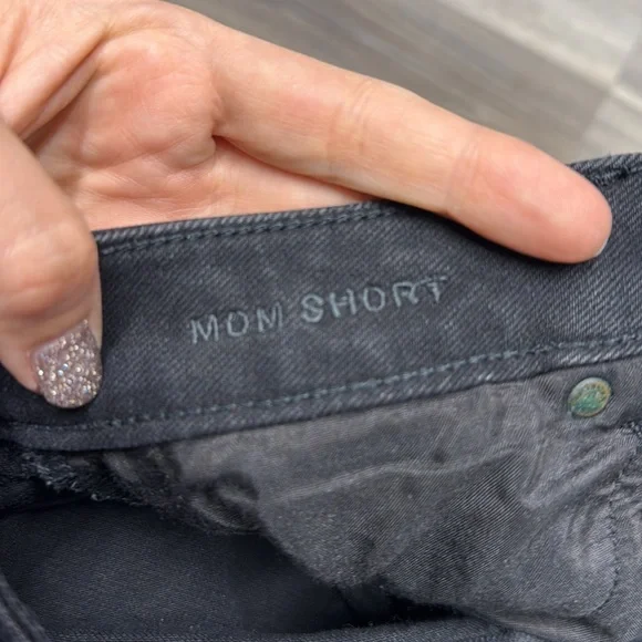 🇺🇸 American Eagle Black Distressed Denim mom Shorts size 4 - Picture 5 of 9